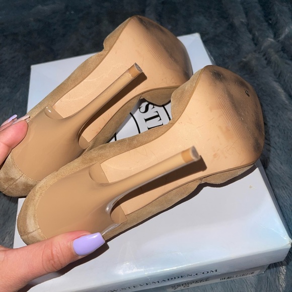 Steve Madden Varsityy Tan Suede Pump - Picture 4 of 6